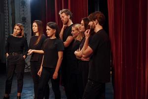 kant visie. groep van acteurs in donker gekleurde kleren Aan repetitie in de theater foto