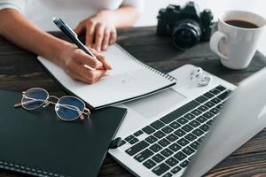 jong vrouw freelancer werken binnenshuis in de kantoor Bij dag foto