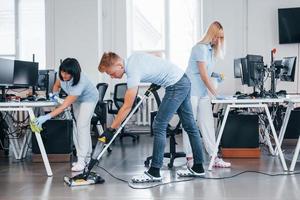 geconcentreerd Bij functie. groep van arbeiders schoon modern kantoor samen Bij dag foto