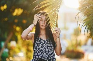 mooi jong vrouw is buitenshuis Bij zonnig dag. concept van vakantie foto