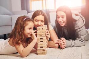 vrouw lesbienne paar met weinig dochter uitgeven tijd samen Bij huis foto