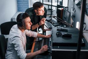 opvatting van teamwerk. twee jongens is binnenshuis in de radio studio is bezig door uitzending foto