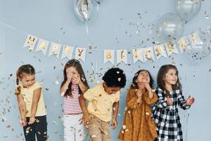 ballonnen en confetti. kinderen Aan vieren verjaardag partij binnenshuis hebben pret samen foto