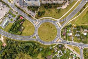 antenne visie van weg uitwisseling of snelweg kruispunt. knooppunt netwerk van vervoer genomen door drone. foto