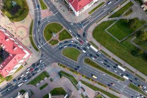 antenne visie van weg uitwisseling of snelweg kruispunt. knooppunt netwerk van vervoer genomen door drone. foto