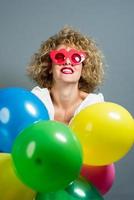 mooi blond vrouw model- Holding ballonnen in de omgeving van haar hoofd. geïsoleerd foto