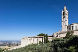 kerk in het dorp Assisi in de regio Umbrië, Italië. de stad staat bekend om de belangrijkste Italiaanse basiliek gewijd aan st. francis-san francesco. foto