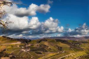 herfst landschappen in de piemontese langhe in de buurt serralunga d'alba, met de helder kleuren van de piemontese herfst foto