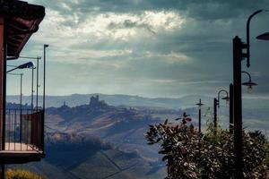 landschappen van de piemontese langhe met de beroemd middeleeuws kasteel van serralunga d'alba, met de helder kleuren van de herfst seizoen foto