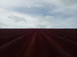 detailopname van rood dak omslag. betegeld dak met lucht achtergrond foto