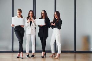 groep van volwassen Dames dat in formeel kleren is binnenshuis in de kantoor samen foto