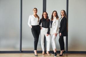 groep van volwassen Dames dat in formeel kleren is binnenshuis in de kantoor samen foto