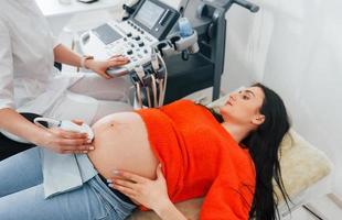 echografie diagnostisch. zwanger vrouw is in de kliniek in kabinet en hebben Gezondheid controleren foto