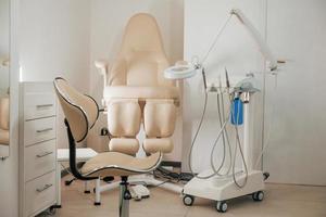 modern interieur van kliniek kabinet met stoelen en medisch gereedschap foto