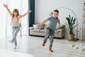 actief weekend tijd besteden. kinderen hebben pret in de huiselijk kamer Bij dag samen foto