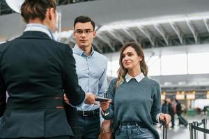 controle documenten Bij de Ingang. jong paar is in de luchthaven samen foto