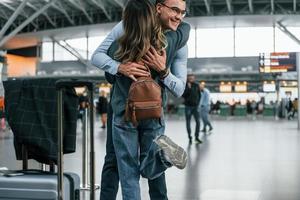 gelukkig jong paar is in de luchthaven samen foto