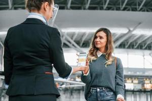 vaccinatie certificaat in de telefoon. jong vrouw toerist is in de luchthaven Bij dag foto