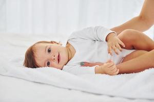 spelen in de omgeving van. moeder met haar weinig dochter is binnenshuis Bij huis samen foto