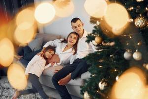 Kerstmis decoratie. gelukkig familie vieren vakantie binnenshuis samen foto