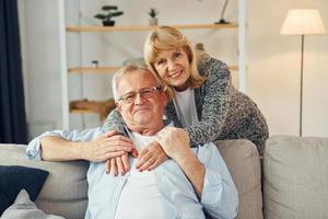 gelukkig samen. senior Mens en vrouw is Bij huis foto