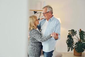 lief dans. senior Mens en vrouw is samen Bij huis foto