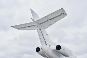 wit vlak. turboprop vliegtuig geparkeerd Aan de landingsbaan Bij dag foto