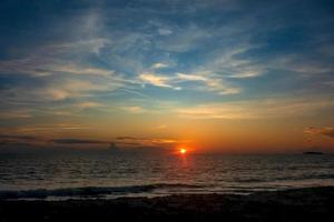 mooi strand zonsondergang landschap met kleurrijk lucht foto