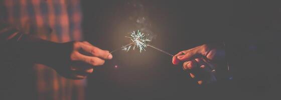 vuurwerk brandend sterretje in menselijk handen in nieuw jaar partij nacht foto