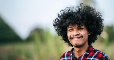 portret Aziatisch jong Mens glimlach met gelukkig in maïs veld- foto