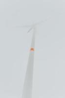 windturbine in mist van laag hoek foto