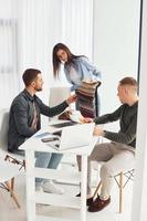 groep van mensen werken in de kantoor door zittend door de tafel foto