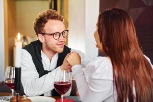 paar van jong vent en volwassen vrouw. binnenshuis van nieuw modern luxe restaurant foto