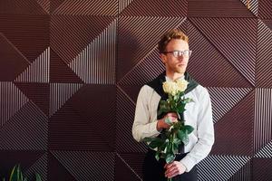 Mens houdt bloemen. binnenshuis van nieuw modern luxe restaurant foto