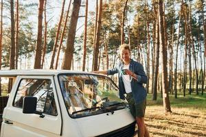 Mens is op reis alleen in de Woud Bij dag Bij zomer foto