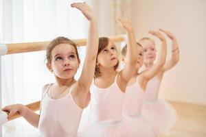 weinig ballerina's voorbereidingen treffen voor prestatie door beoefenen dans beweegt foto