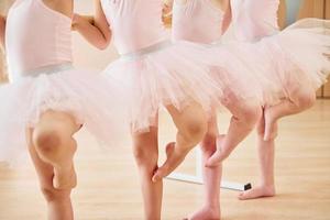 weinig ballerina's voorbereidingen treffen voor prestatie door beoefenen dans beweegt foto