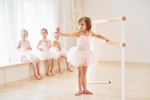 beoefenen dans beweegt. weinig ballerina's voorbereidingen treffen voor prestatie foto