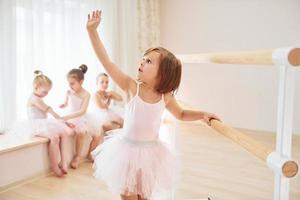 poseren voor een camera. weinig ballerina's voorbereidingen treffen voor prestatie foto