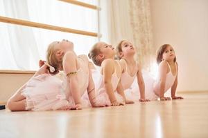 uitrekken opdrachten. weinig ballerina's voorbereidingen treffen voor prestatie foto