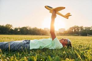 Afrikaanse Amerikaans kind hebben pret in de veld- Bij zomer dag foto