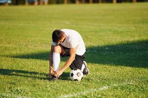 voorbereidingen treffen voor de spel. jong voetbal speler hebben opleiding Aan de sportief veld- foto