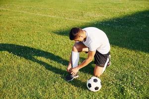 voorbereidingen treffen voor de spel. jong voetbal speler hebben opleiding Aan de sportief veld- foto