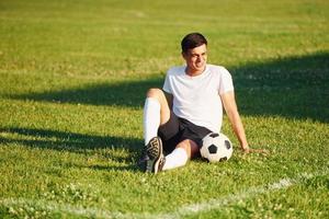 duurt een pauze. jong voetbal speler hebben opleiding Aan de sportief veld- foto