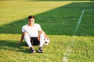 duurt een pauze. jong voetbal speler hebben opleiding Aan de sportief veld- foto