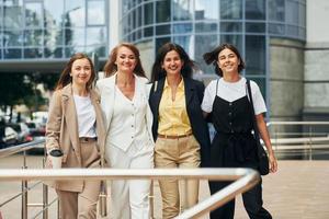 staand samen. Dames in formeel slijtage is buitenshuis in de stad foto