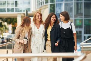 Dames in formeel slijtage is buitenshuis in de stad samen foto