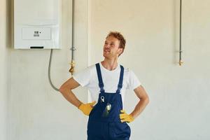 baan is gedaan. jong Mens werken in uniform Bij bouw Bij dag foto