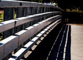 abstract staal hand- rails gieten een schaduw foto