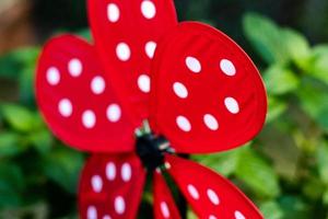 tuin draaimolen abstract rood met wit lieveheersbeestje dots foto